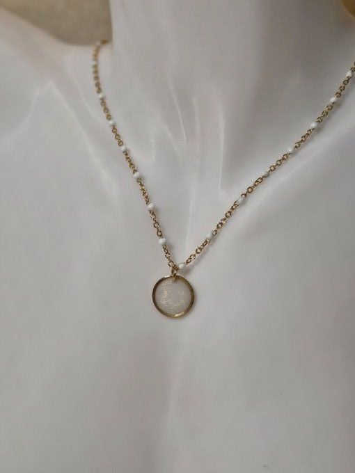 Collier blanc doré